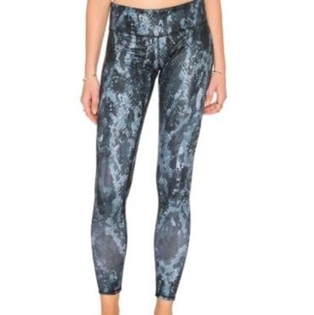 Alo Yoga High-Waist Airbrush Leggings in Black/Grey Snakeskin Print, Size M